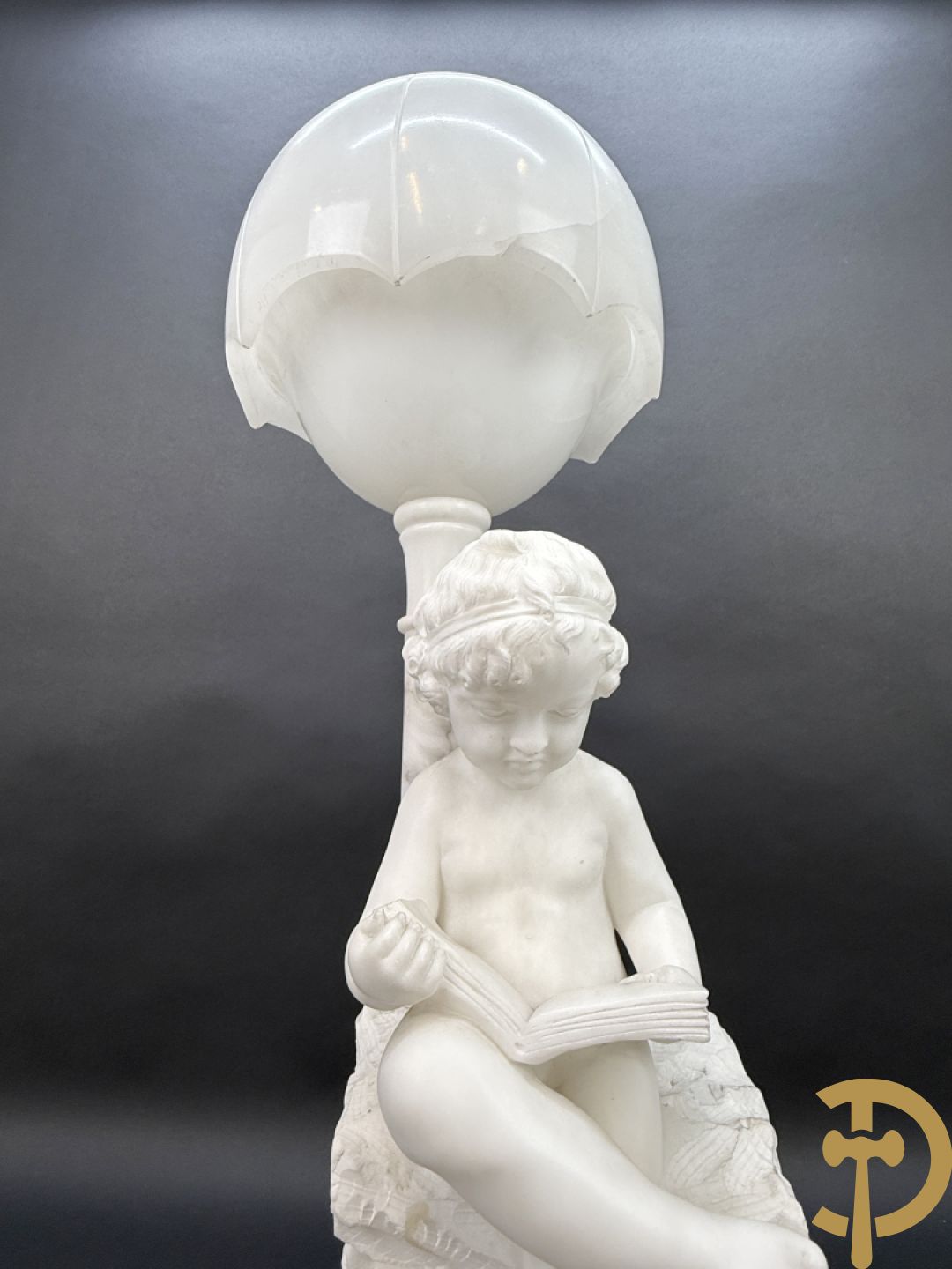 Albast beeld van jongen met boek en lamp