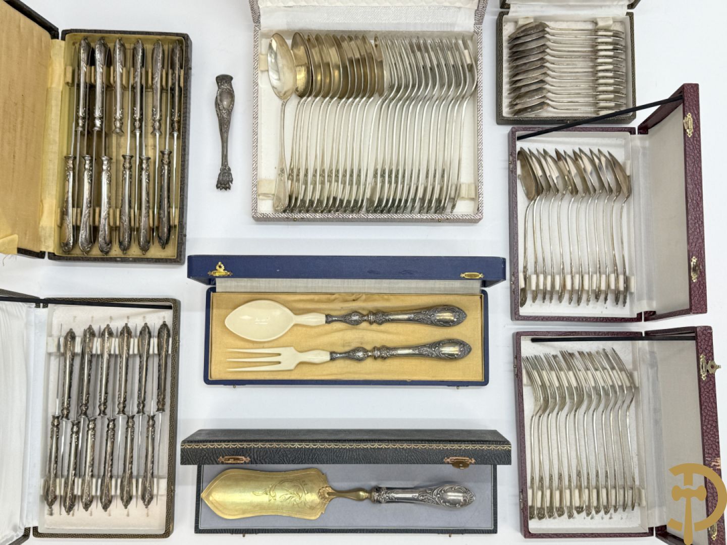 Massief zilveren bestek met Louis XV motieven bestaande uit 12 soeplepels (72 gram per stuk), 12 vorken (78 gram per stuk), 12 messen, 12 dessertvorken (47 gram per stuk), 12 dessertlepels (40 gram per stuk), 12 dessertmessen, 12 koffielepels (22 gram per stuk), slacouvert, taartschep en suikertang