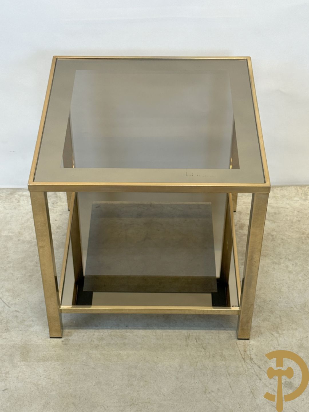 Paar koperen bout de canapé bijzettafels met afgeboord fumé/spiegelglas
