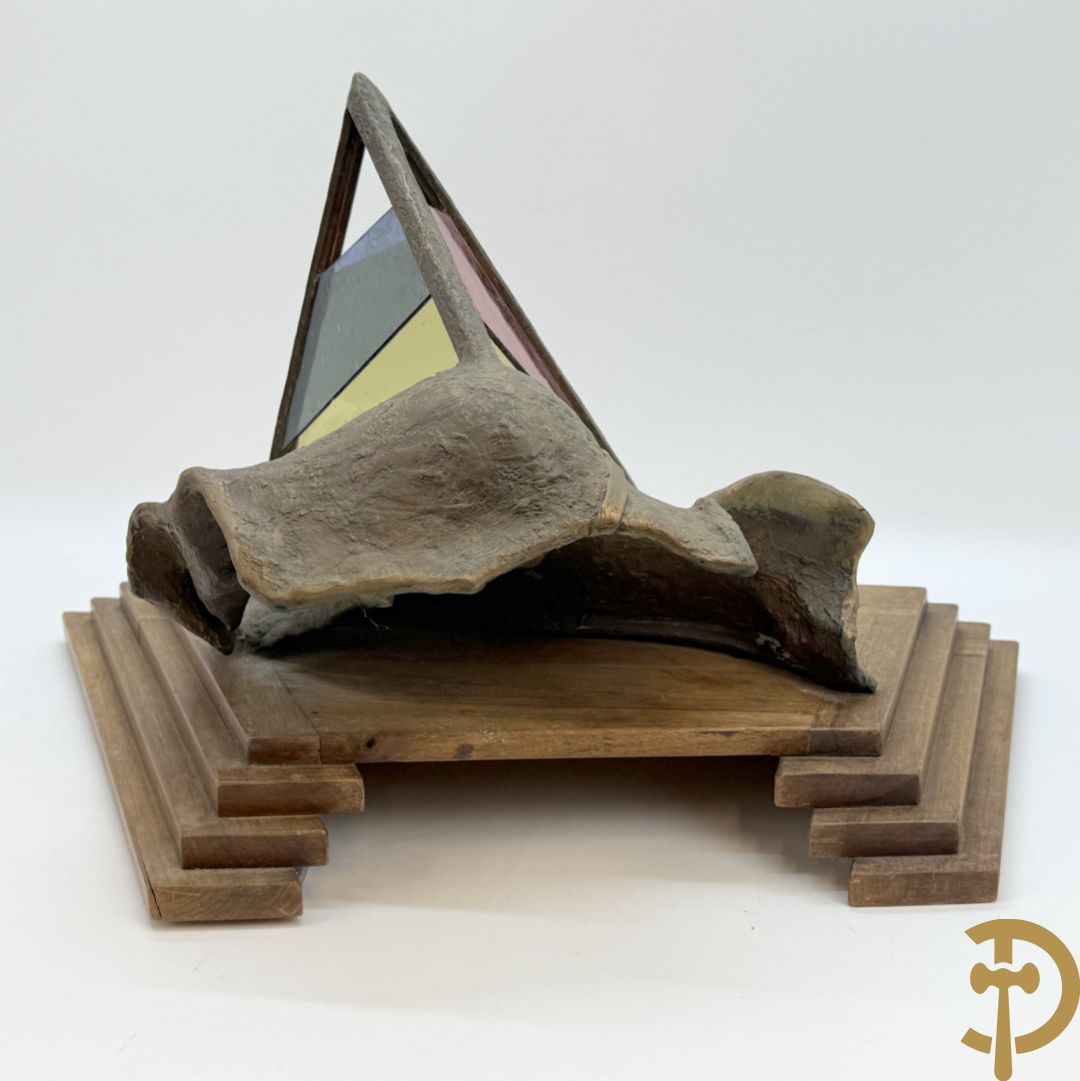 LAMPENS Mark - L.M. gemonogrammeerd Surrealistisch beeld van een damesbuste onder piramide
