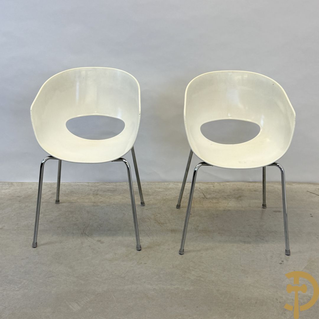 Twee witte vintage stoelen op chromé onderstel, Sintesi Orbit Large ontworpen door Cantarutti