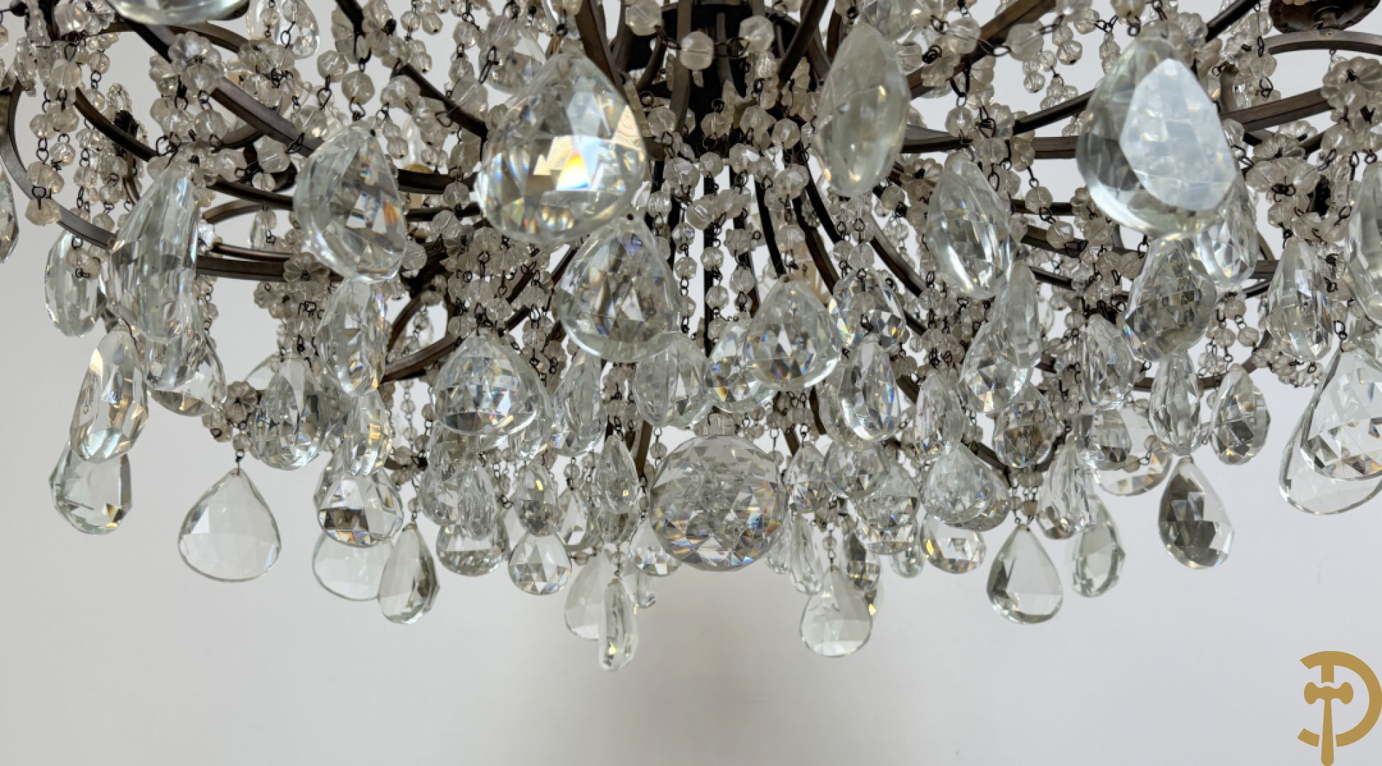 Italiaanse ijzeren luchter met kristallen bellen