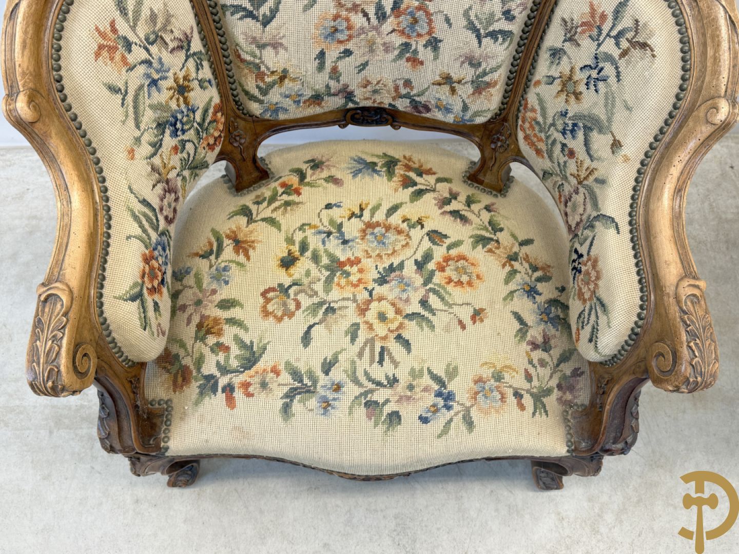 Paar armzetels bezet met petit points + 2 bijhorende stoelen