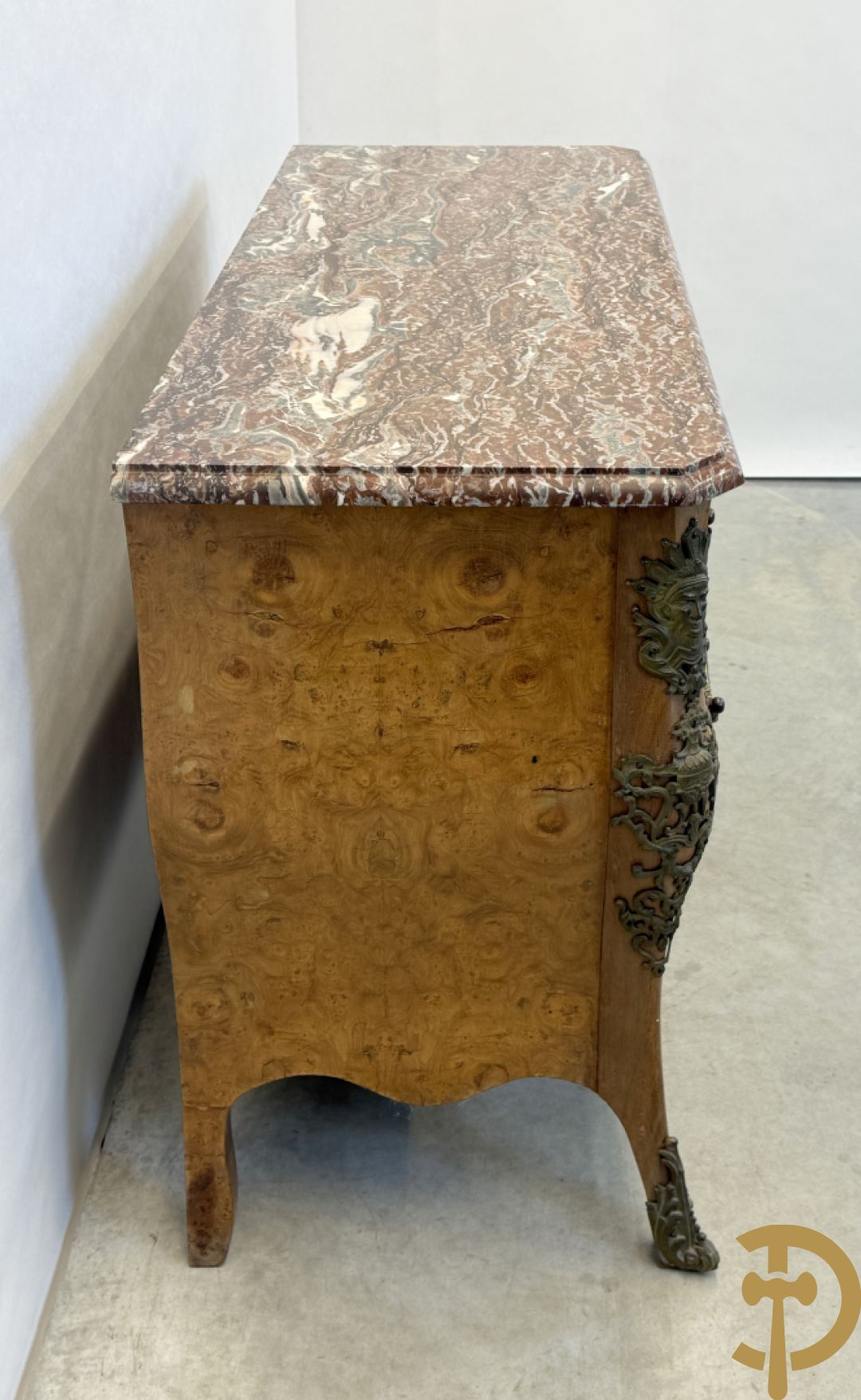 Wortelnotehouten drieladencommode met bronsbeslag van mazarinkoppen en accanthusranken, bovenaan met rood geaderd marmeren blad