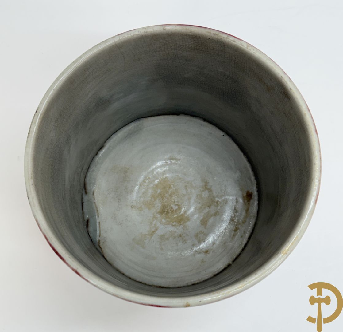 Chinese porseleinen cachepot, Sang de Boeuf, onderaan gemerkt