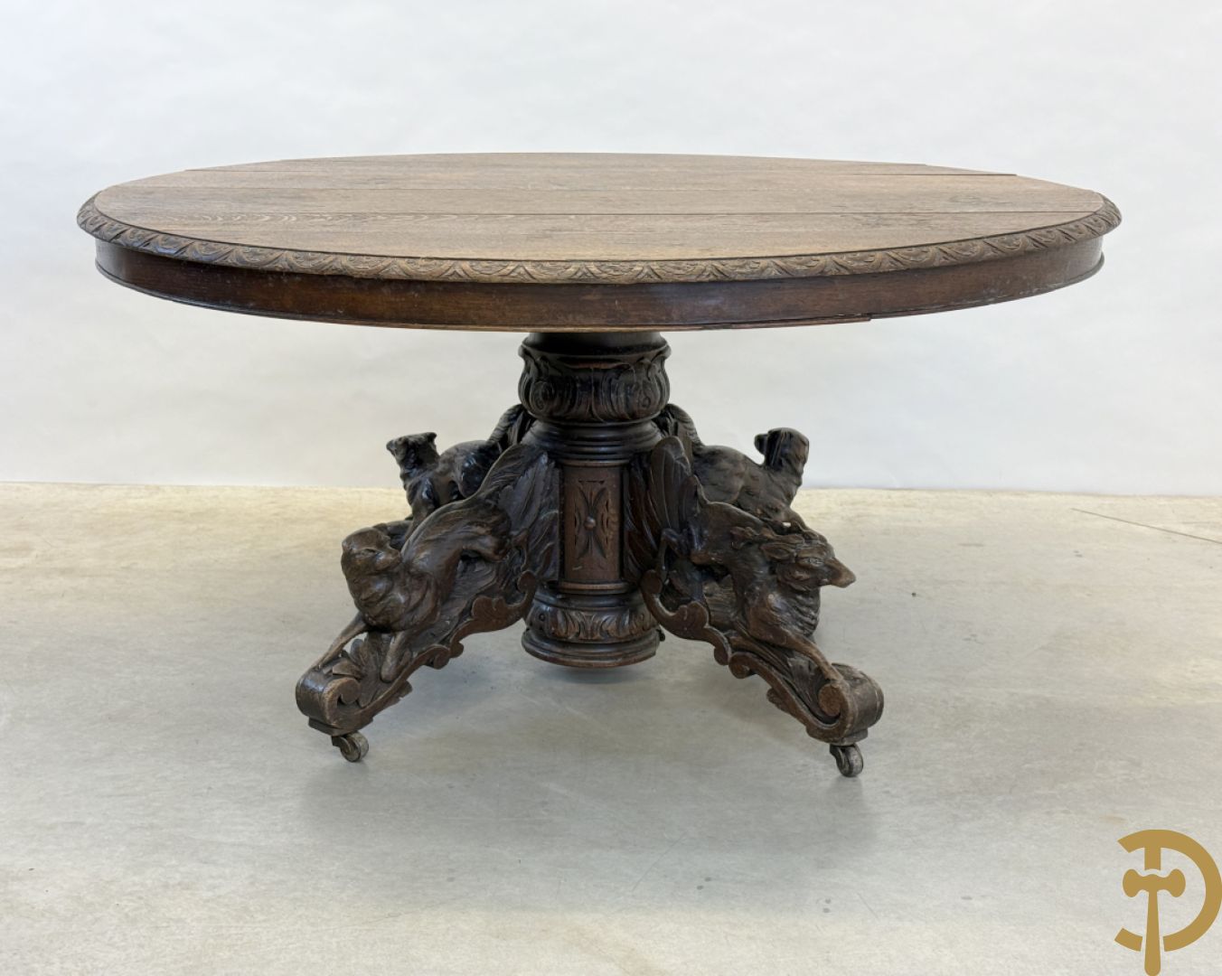 Eiken ovale jachttafel met 4 verschillende dieren + zes stoelen met canage op getorste poten (verschillende modellen)