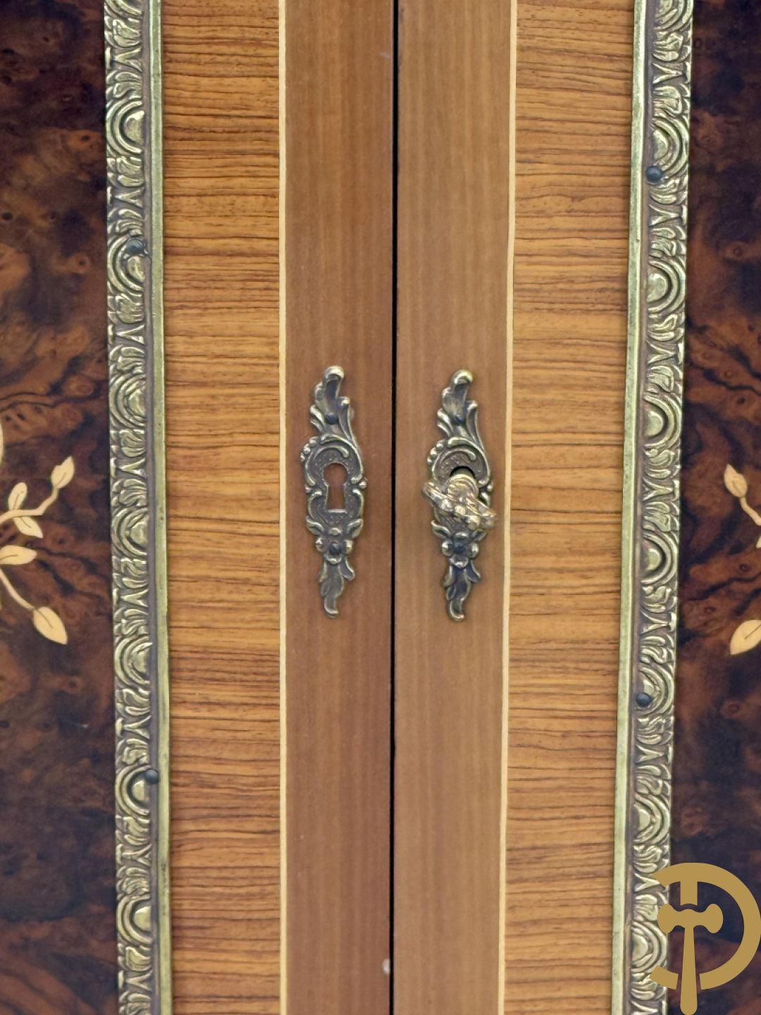 Notelaren TV/barmeubel bezet met bloemenmarquetterie en bronzen ornamenten met porseleinen plakkettes