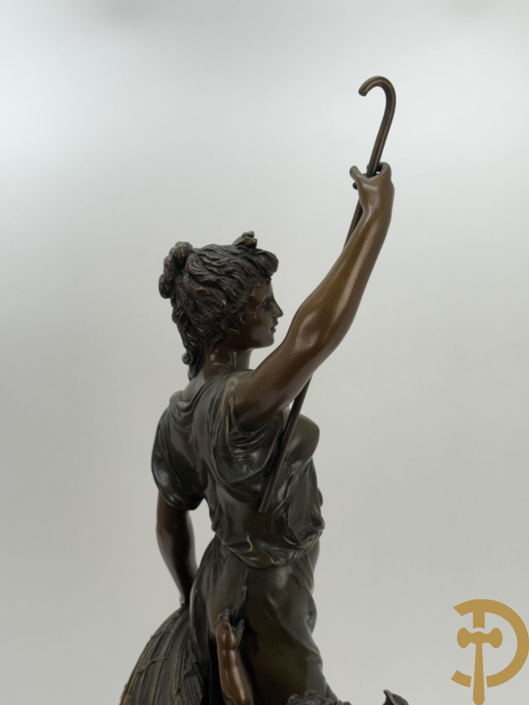 Driedelige zamak garnituur bestaande uit pendule met cupido en dame geflankeerd door paar vijfarmige kandelaars, Bruchon getekend