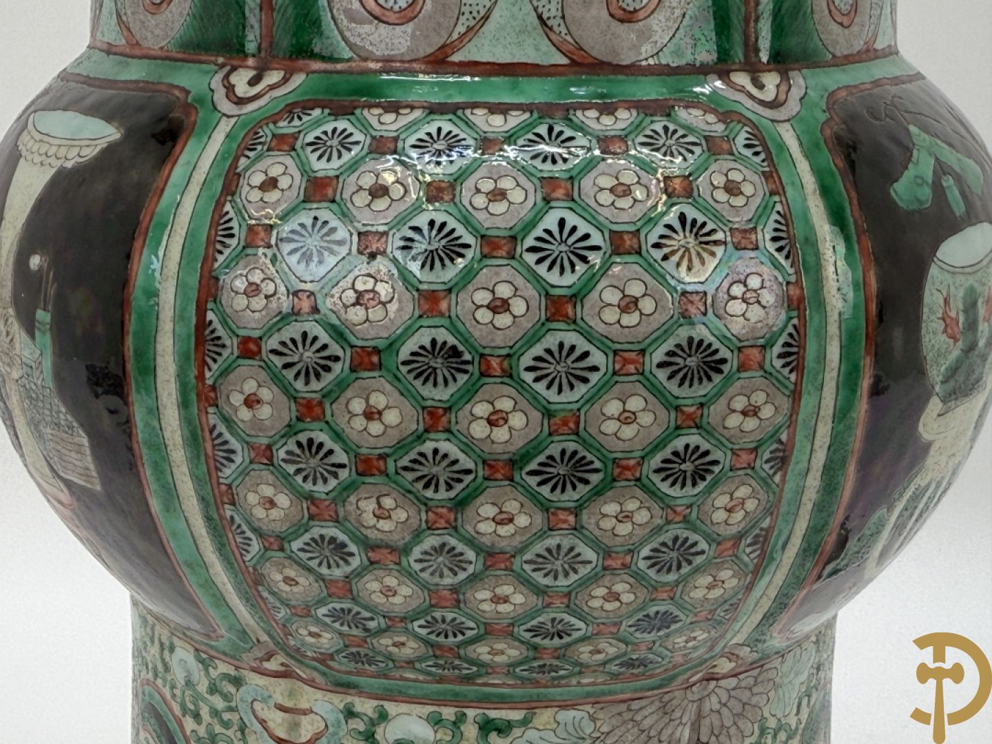 Antieke Chinese Gu vaas met geschenkendecor op zwarte fond