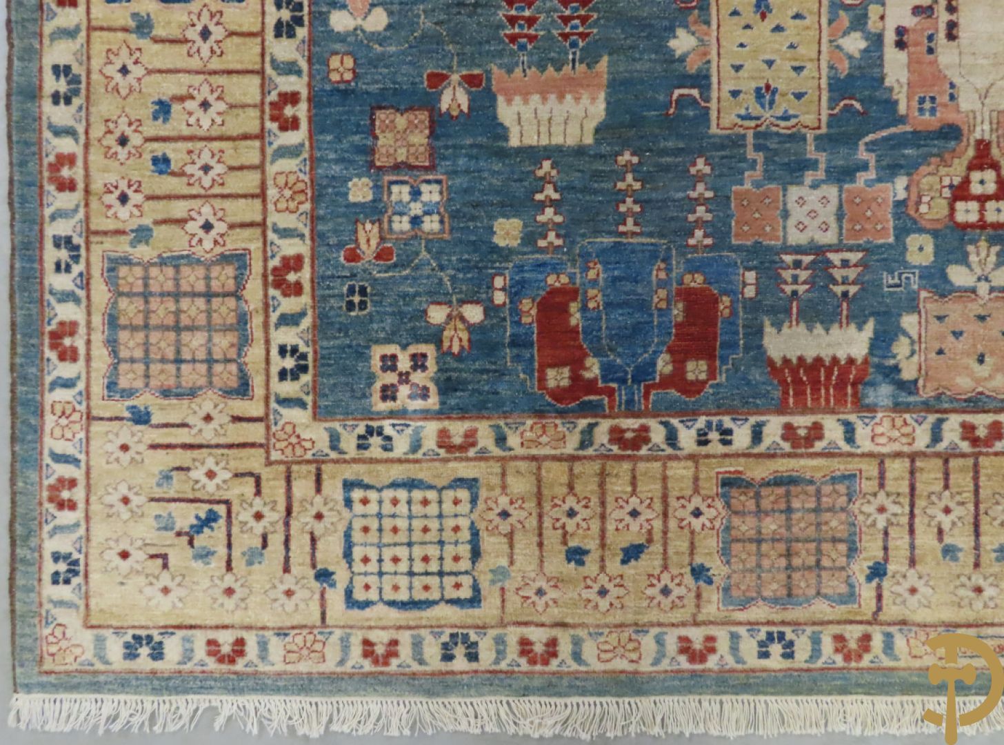 Oosters handgeknoopt tapijt met blauwe fond en geometrische bloemenmotieven