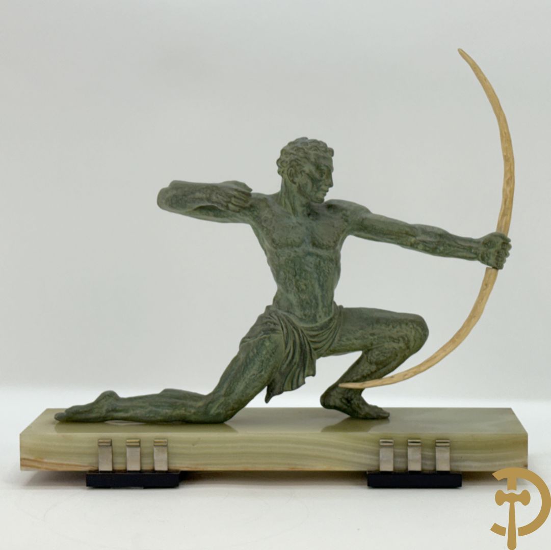 Kunstbronzen Art Deco beeld van boogschutter op onix marmeren basis