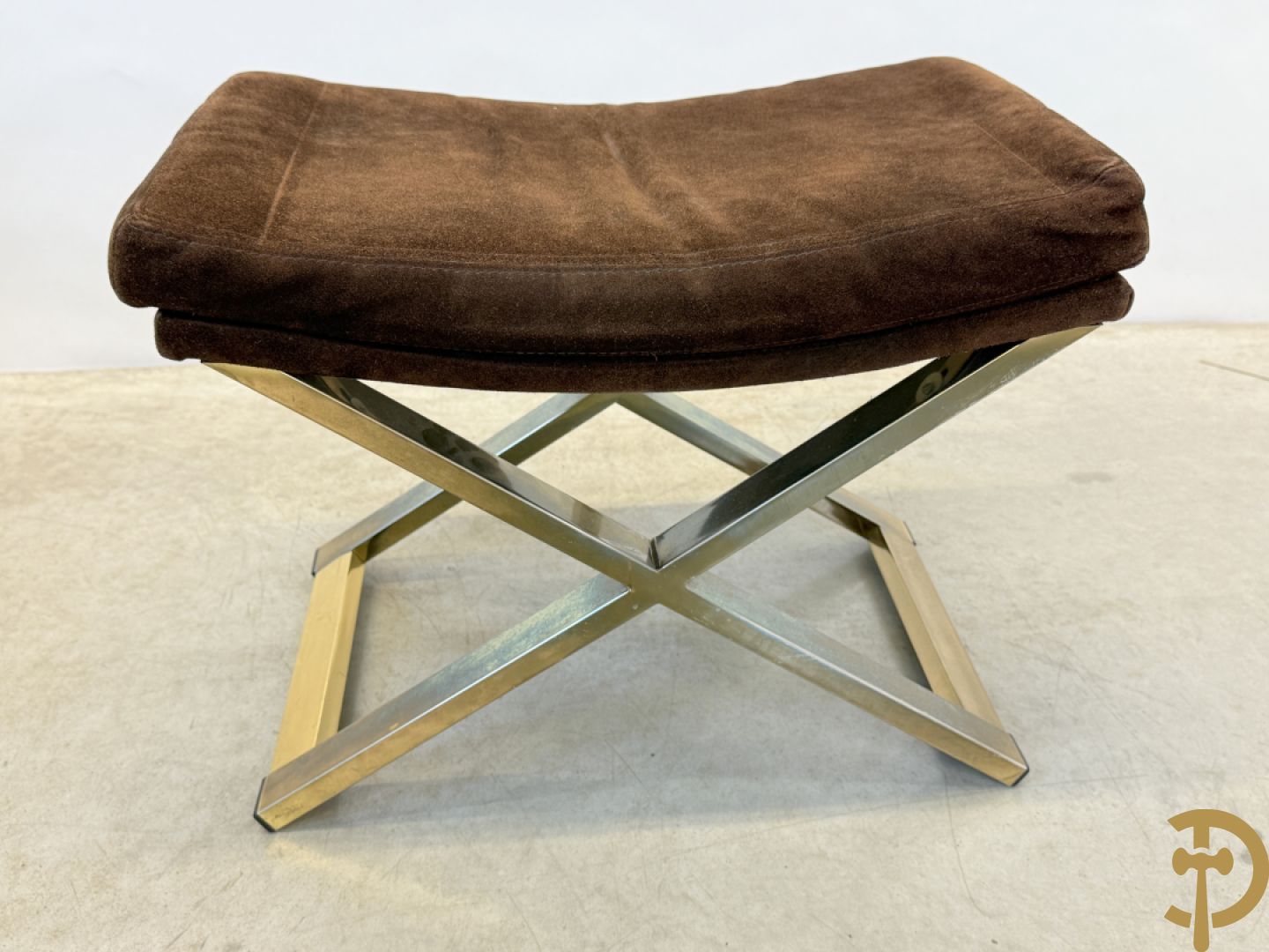 Wortelnotehouten sokkel, Mahay J.C. getekend + poef op koperen onderstel + 3 cigognetafels