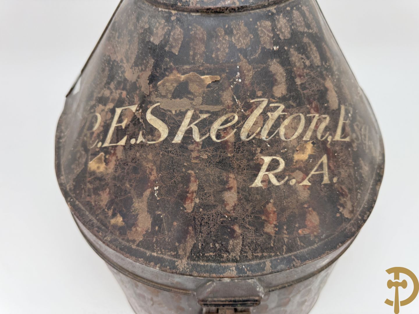 Engelse hoed pitch helm in hoedendoos, Royal Artillerie
