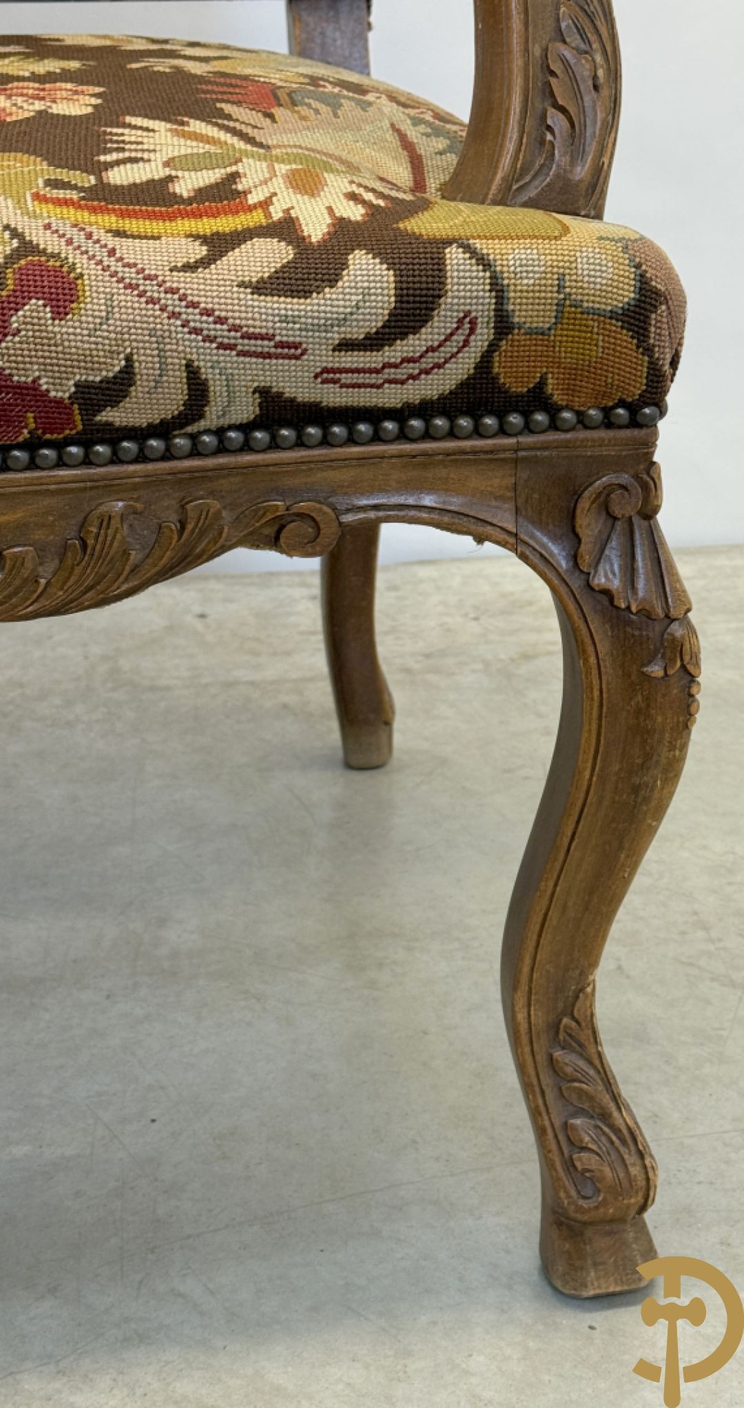 Armzetel Louis XIV met petit points + voetbankje