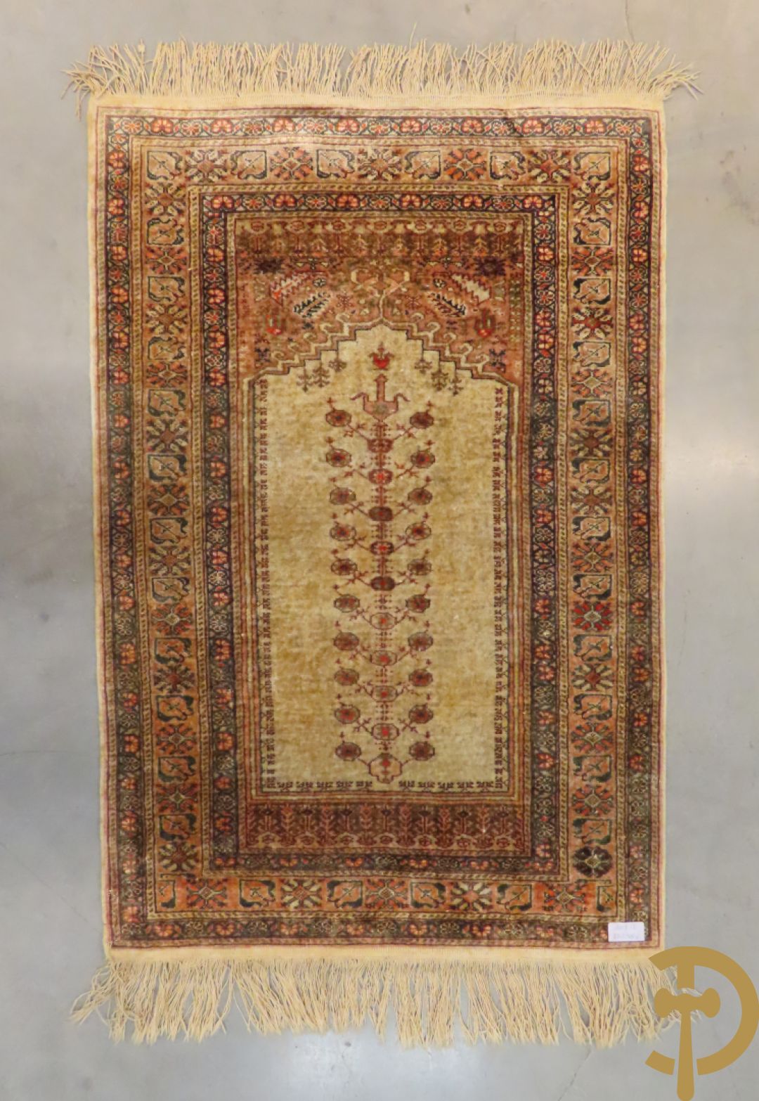 Oosters handgeknoopt zijden tapijt