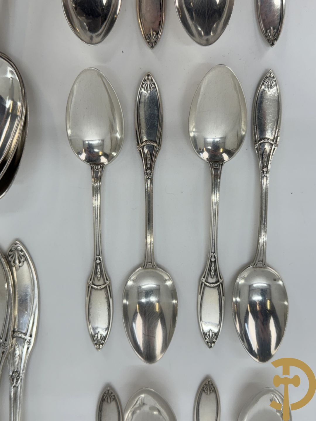 Massief zilveren bestek Delheid bestaande uit 12 vorken, 12 lepels en 12 koffielepels
