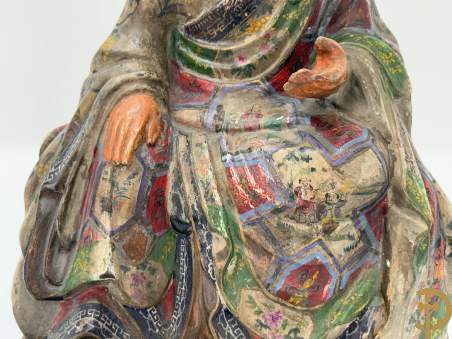 Houtgesculpteerde en gepolychromeerde zittende Aziatische wijsgeer