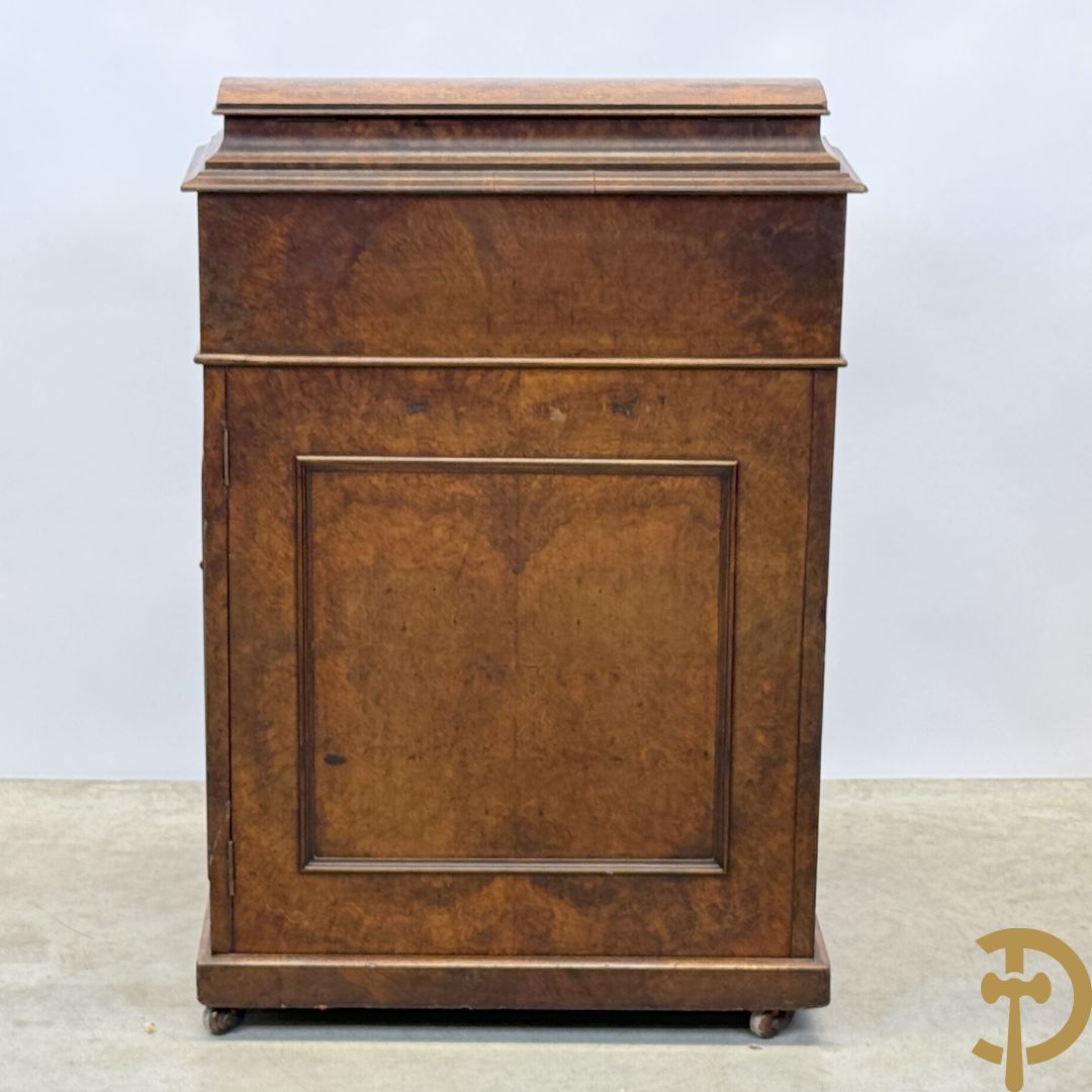 Wortelnotehouten Engels Davenportbureel met klep - zijdelings met deur en 4 ingebouwde lades