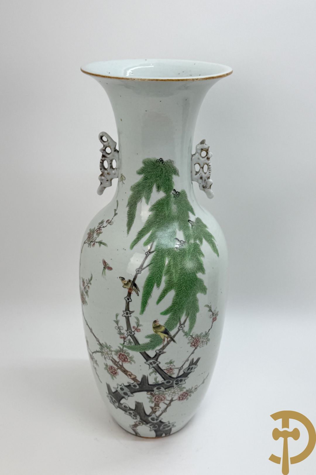 Chinese porseleinen vaas met decor van takken en vogels + Chinese porseleinen vaas met bloemendecor