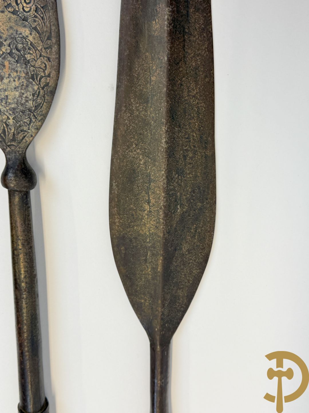 Zes Afrikaanse machetes, 4 speren, bronzen ruilmiddel en 2 bronzen armbanden