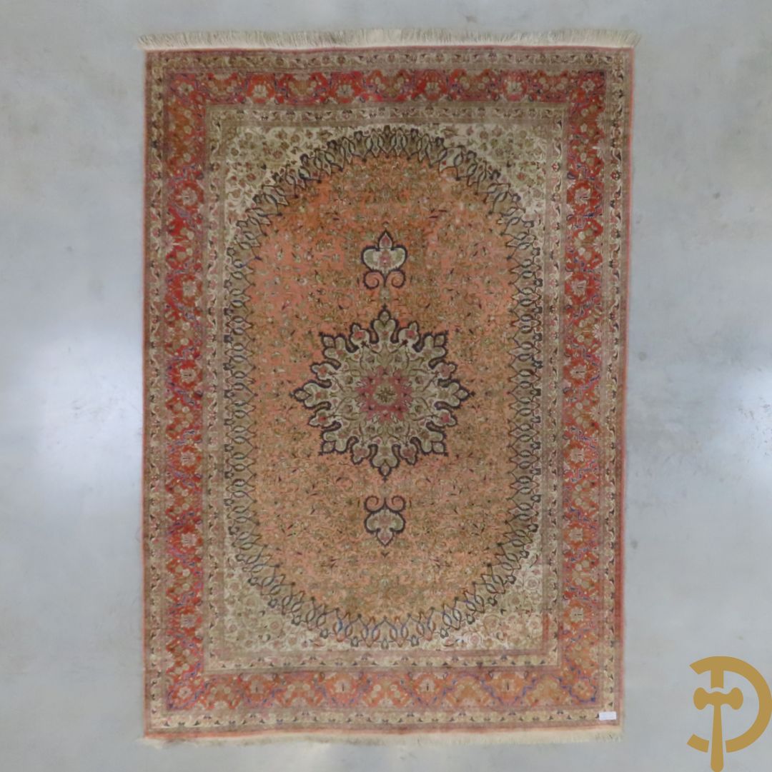 Oosters handgeknoopt tapijt zijde op katoen met centraal medaillon en bloementaferelen