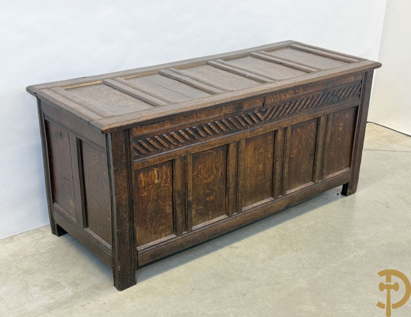 Massief eiken Engelse panelenkoffer, 18e