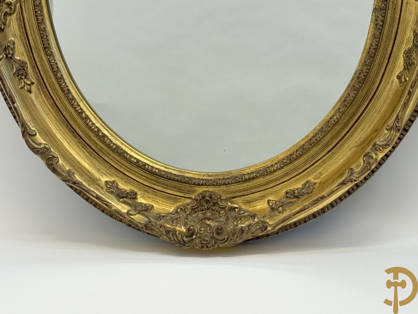 Twee ovale Louis XV lijsten (1 met spiegel en 1 met glas)