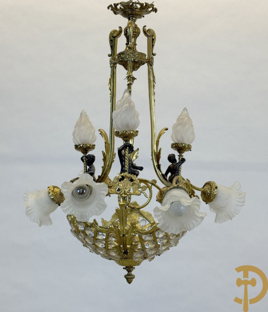 Vuurvergulde bronzen Franse luchter met zes lichtpunten en bezet met diamantvormige kristallen