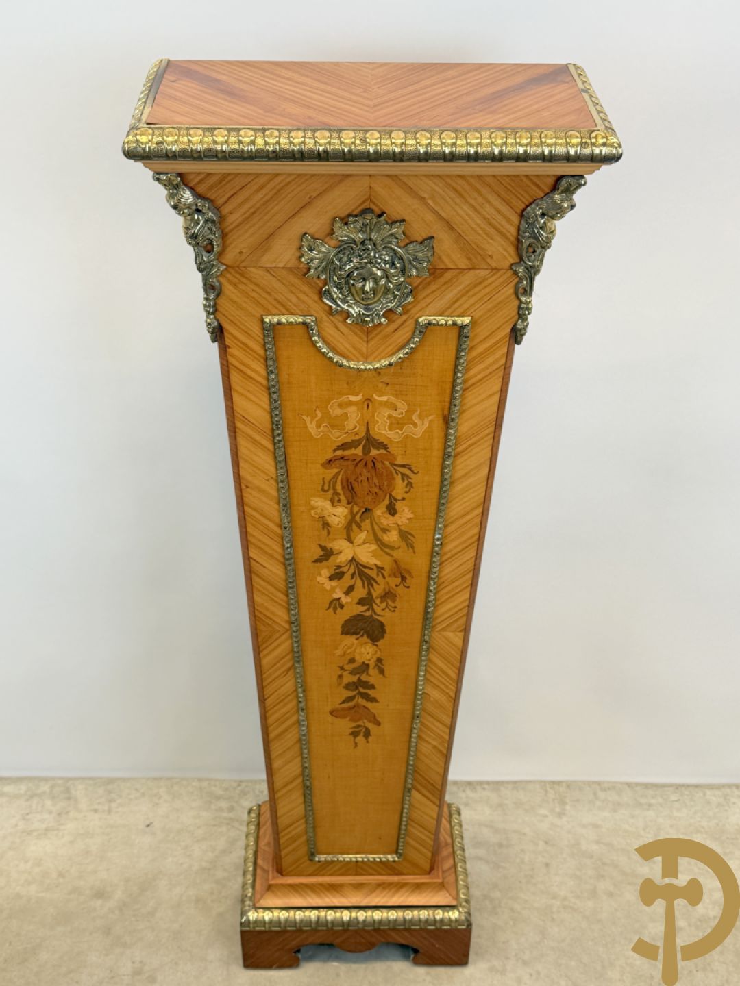 Notelaren pendule met bloemenmarquetterie en bronsbeslag, bovenaan bekroond met bronzen figuur - met bijhorende sokkel in notelaar met bronsbeslag