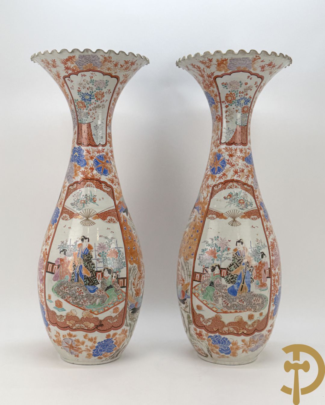 Paar Japanse porseleinen waaiervazen met bloemen en geanimeerd decor