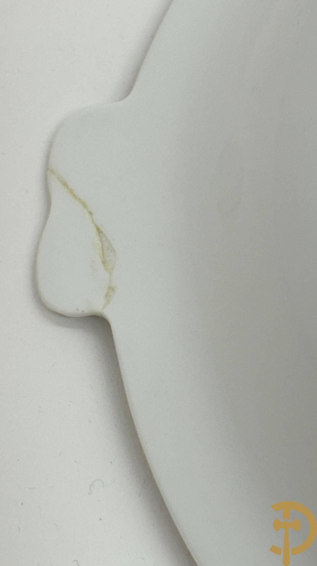 Wit porseleinen servies met vergulde rand en vergulde bloemenmotieven, Meissen, bestaande uit 8 platte borden (2 met schilfer aan rand), 7 diepe borden, 6 dessertborden, saladekom, sauskom en groentenschotel (1 handvat gelijmd)