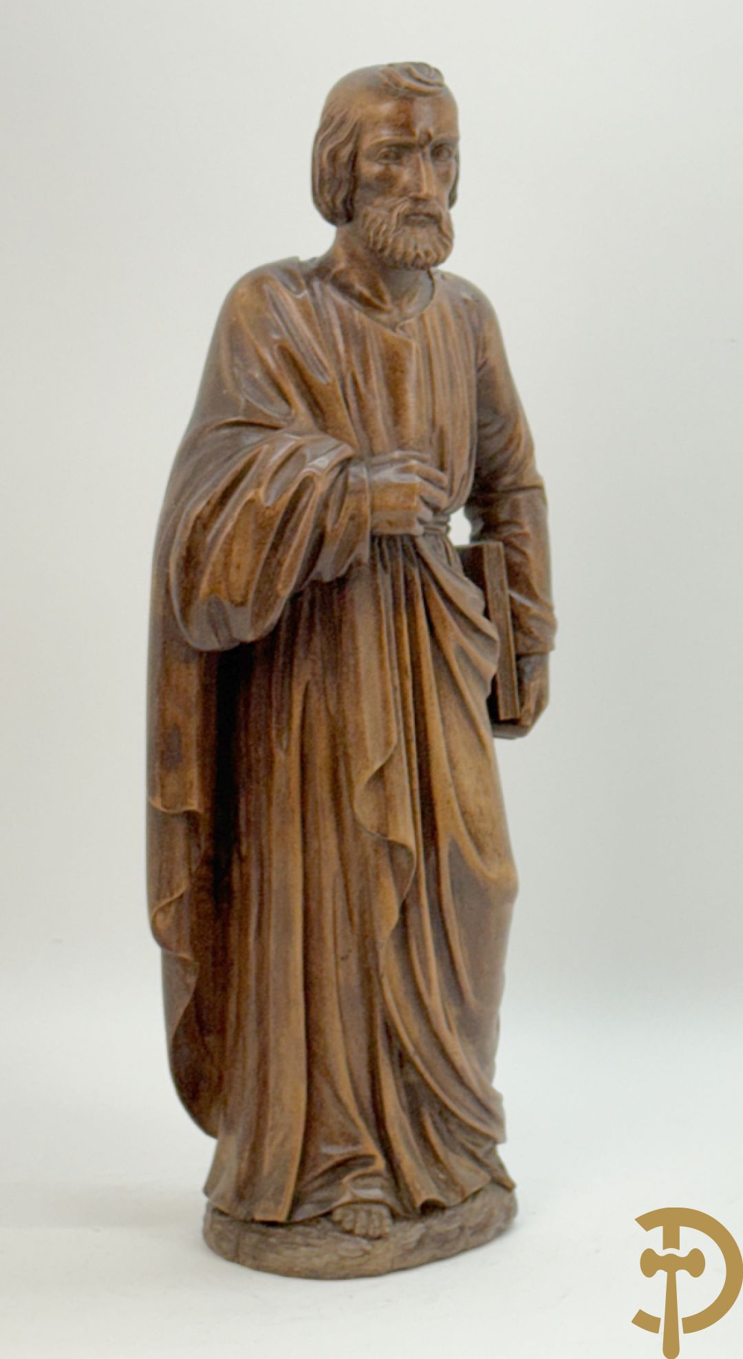 Houtsculptuur van evangelist met boek in de hand