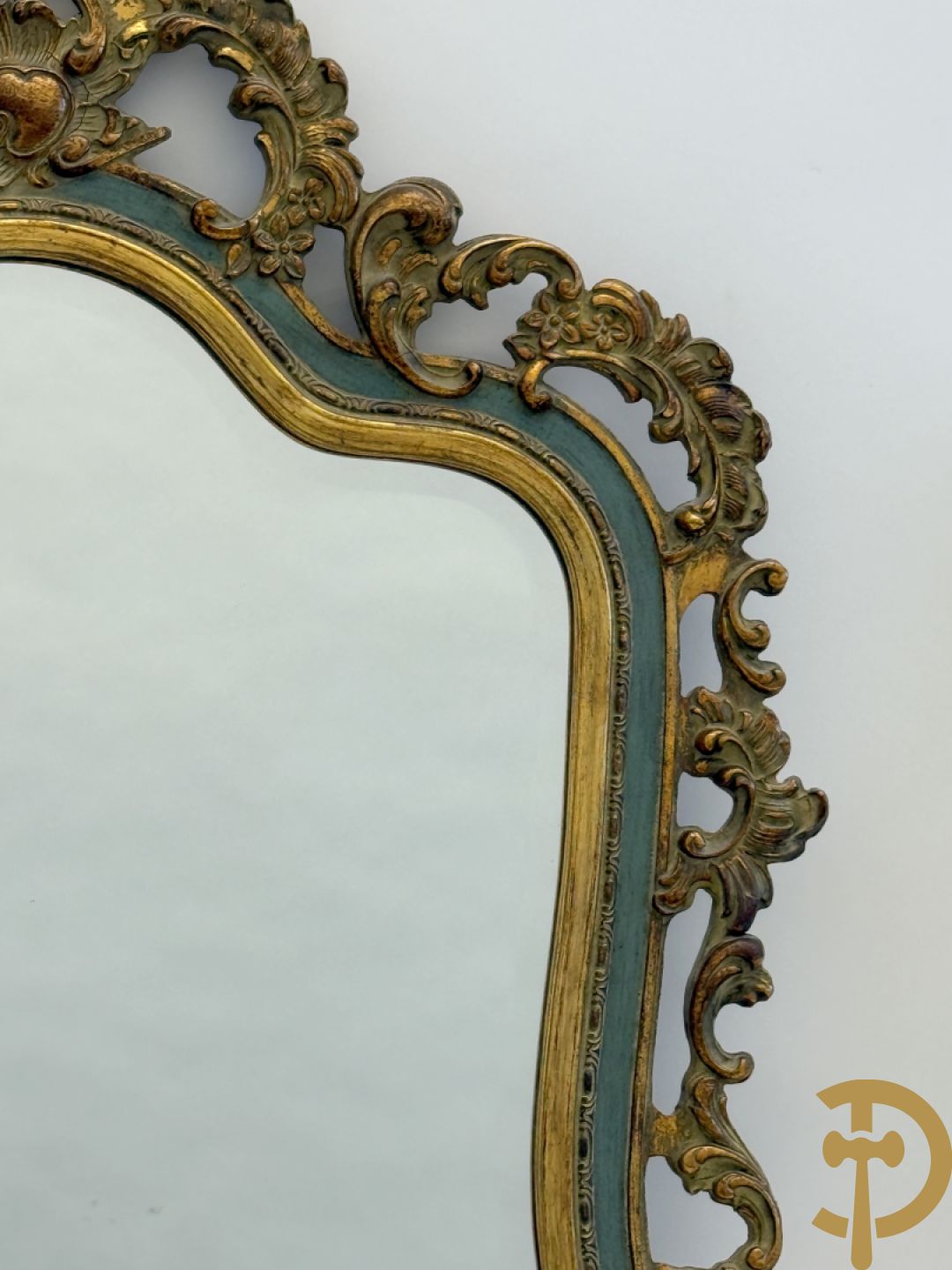 Paar vergulde spiegels met geslepen boord en rocailles, Louis XV stijl