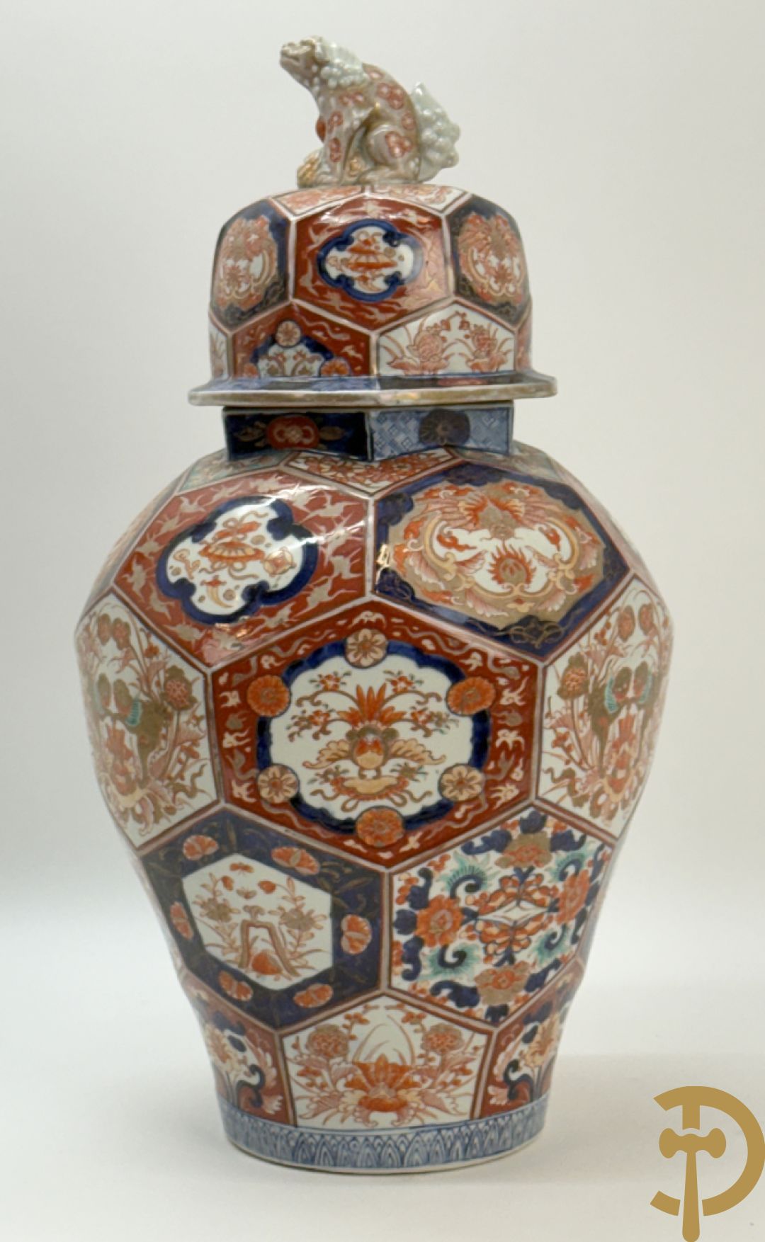 Japanse Imari vaas met fo-hond bezet, 19e