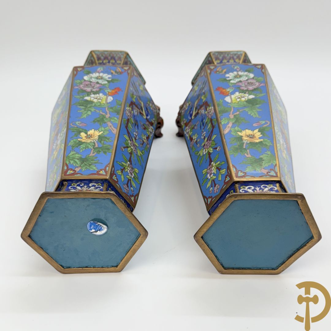 Paar zeshoekige cloisonévazen met bloemen en vogeldecor - op houten sokkels