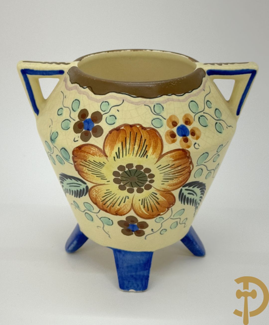 Drie borden in meerkleurige Gouda faience + kandelaar in Gouda faience + 2 vazen in Gouda + bonbonnière Gouda + vaasje Bergen