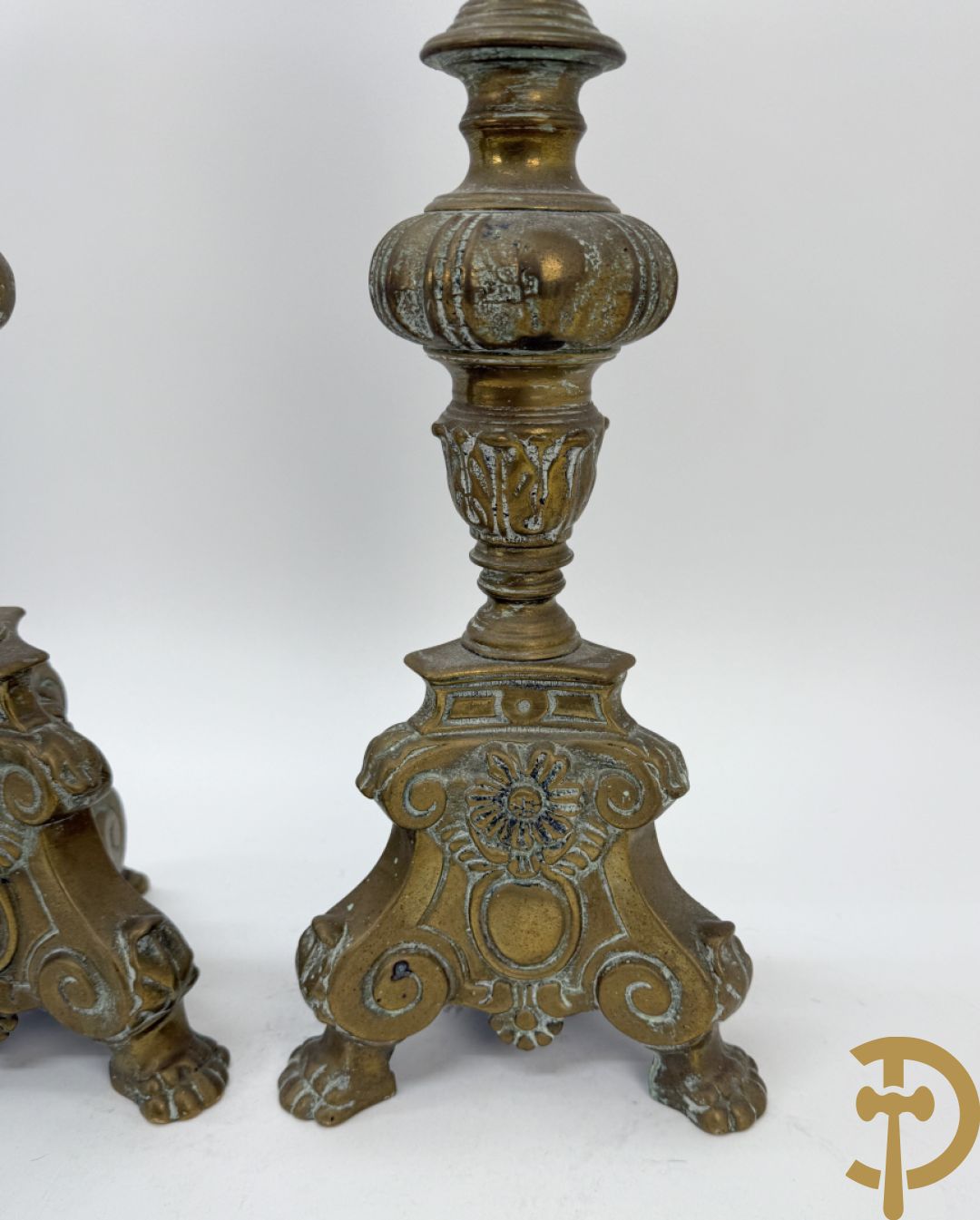 Drie paar religieuse kandelaars in brons en koper