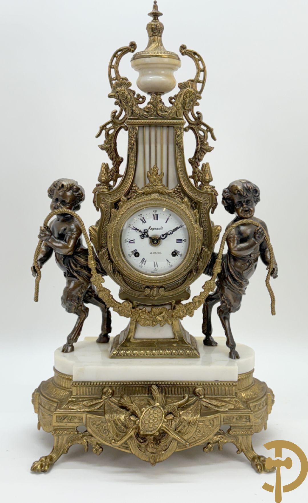 Driedelige koperen garnituur, centraal met harp geflankeerd door paar cupido