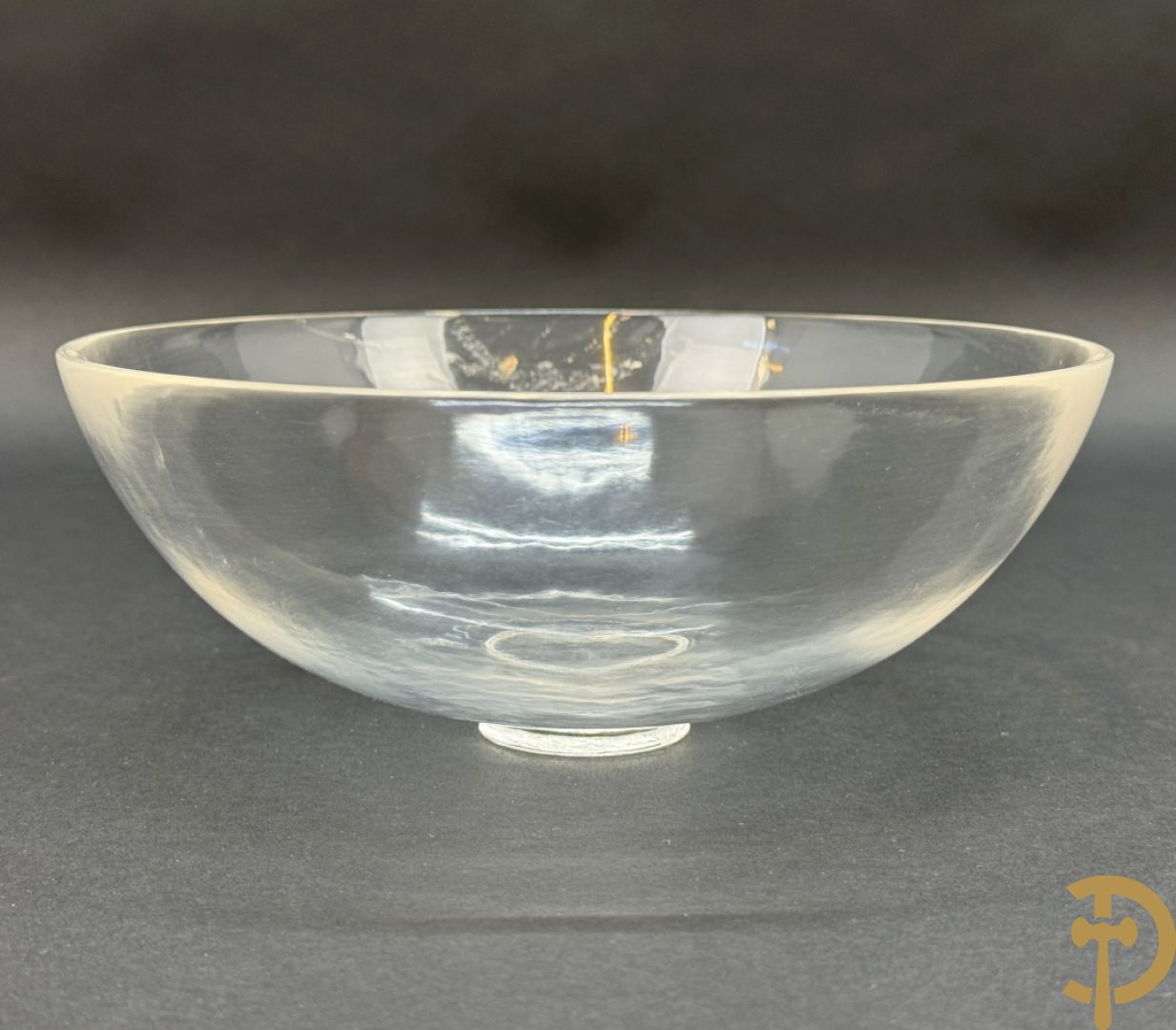 Wolf Helmut (getekend onderaan) Gepolierde schaal/bowl van doorschijnend bergkristal met rechte rand (scherfje aan voet) onder getekend WOLF H. (Steinbildhauer, Edelsteingestalter, aus Kirschweiler, Idar-Oberstein),