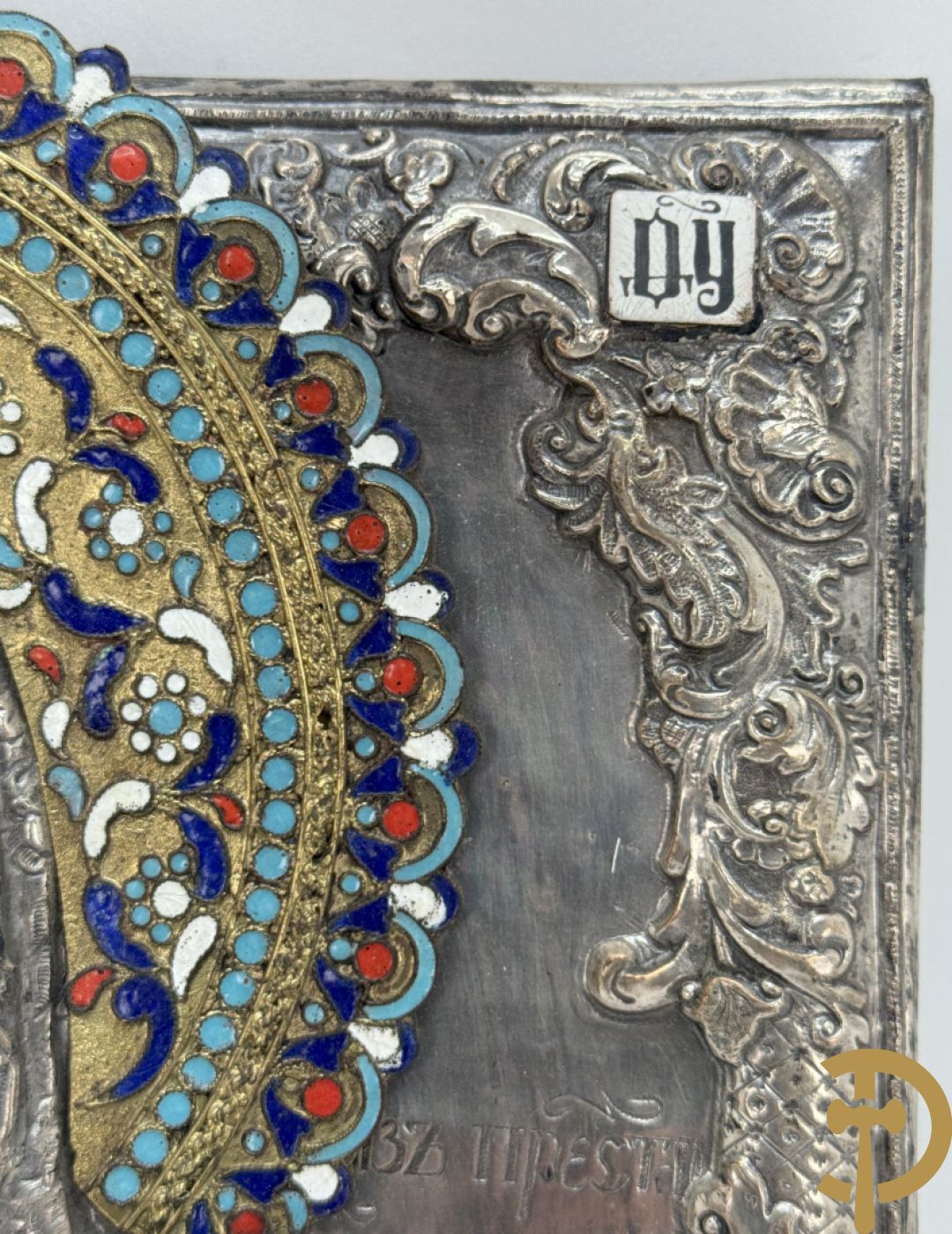 Ikoon met voorstelling van Madonna met kind en verzilverde rizza bezet met email