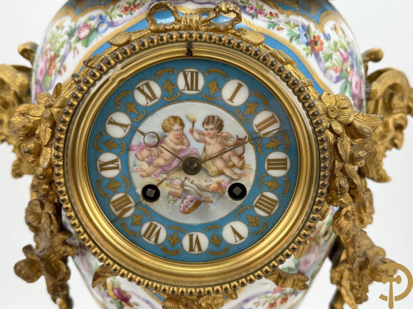 Driedelige bronzen Franse garnituur bezet met cupido