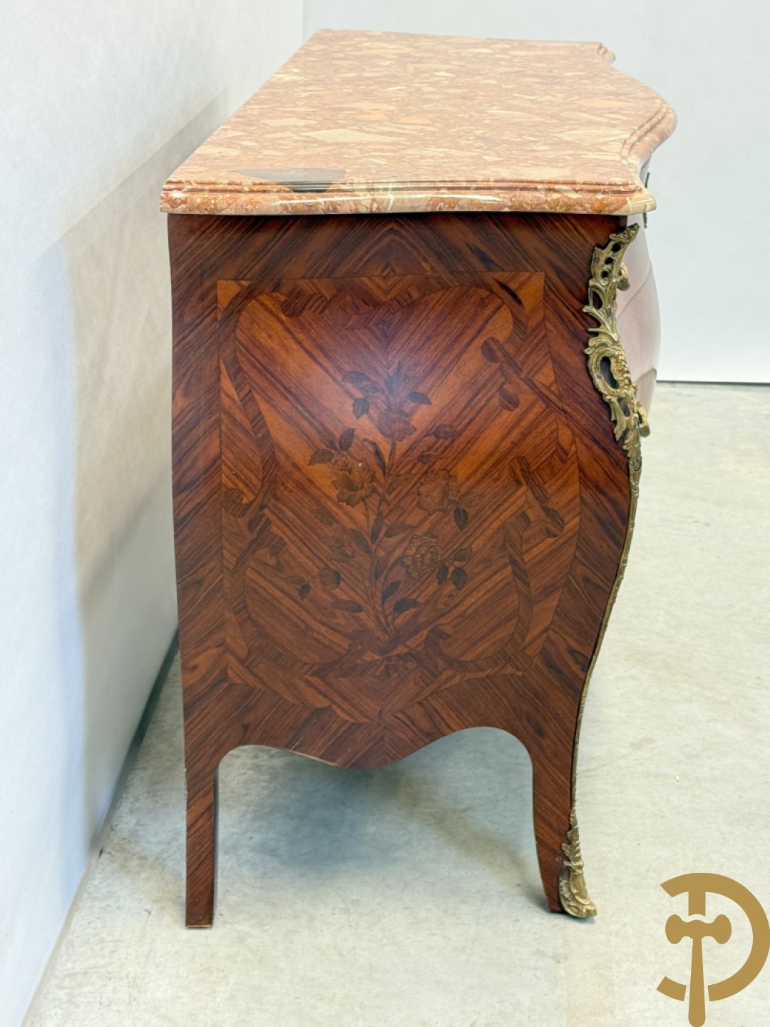 Notelaren gegalbeerde drieladencommode met bloemenmarquetterie en bezet met bronzen ornamenten, bovenaan met marmeren blad