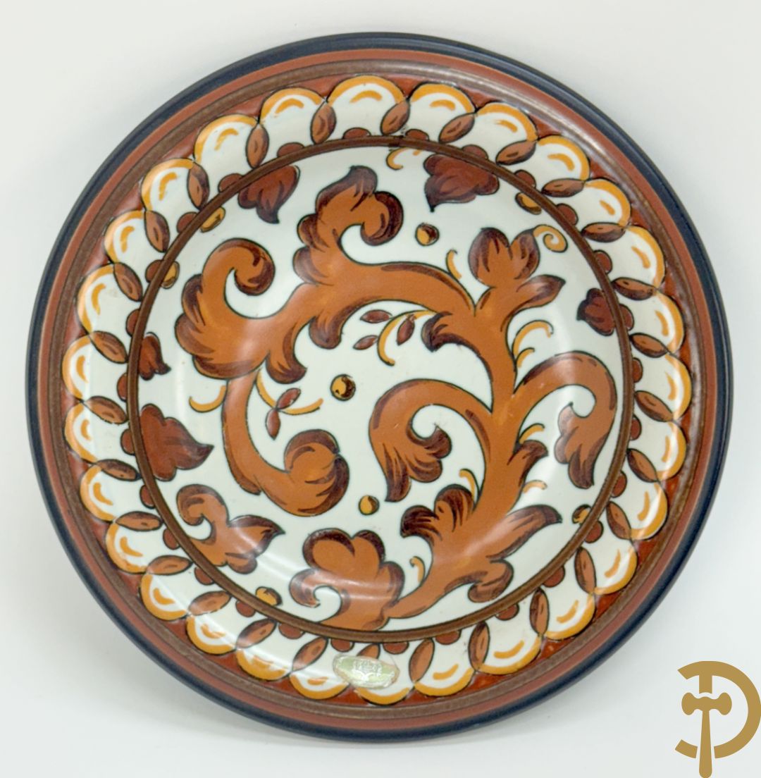 Drie borden in meerkleurige Gouda faience + kandelaar in Gouda faience + 2 vazen in Gouda + bonbonnière Gouda + vaasje Bergen