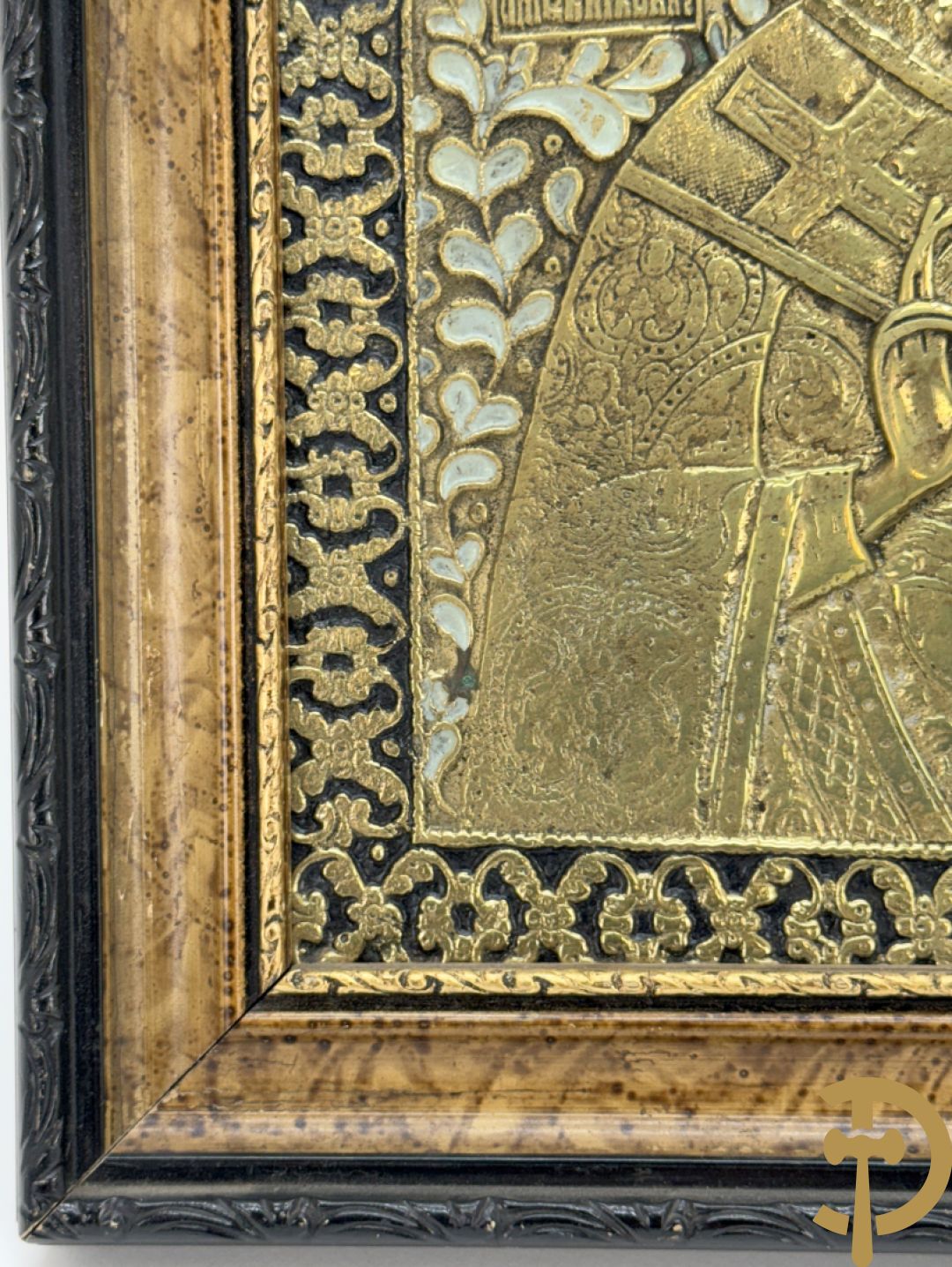 Russische koperen ikoon met voorstelling van Petrus met doek, deels geëmailleerd