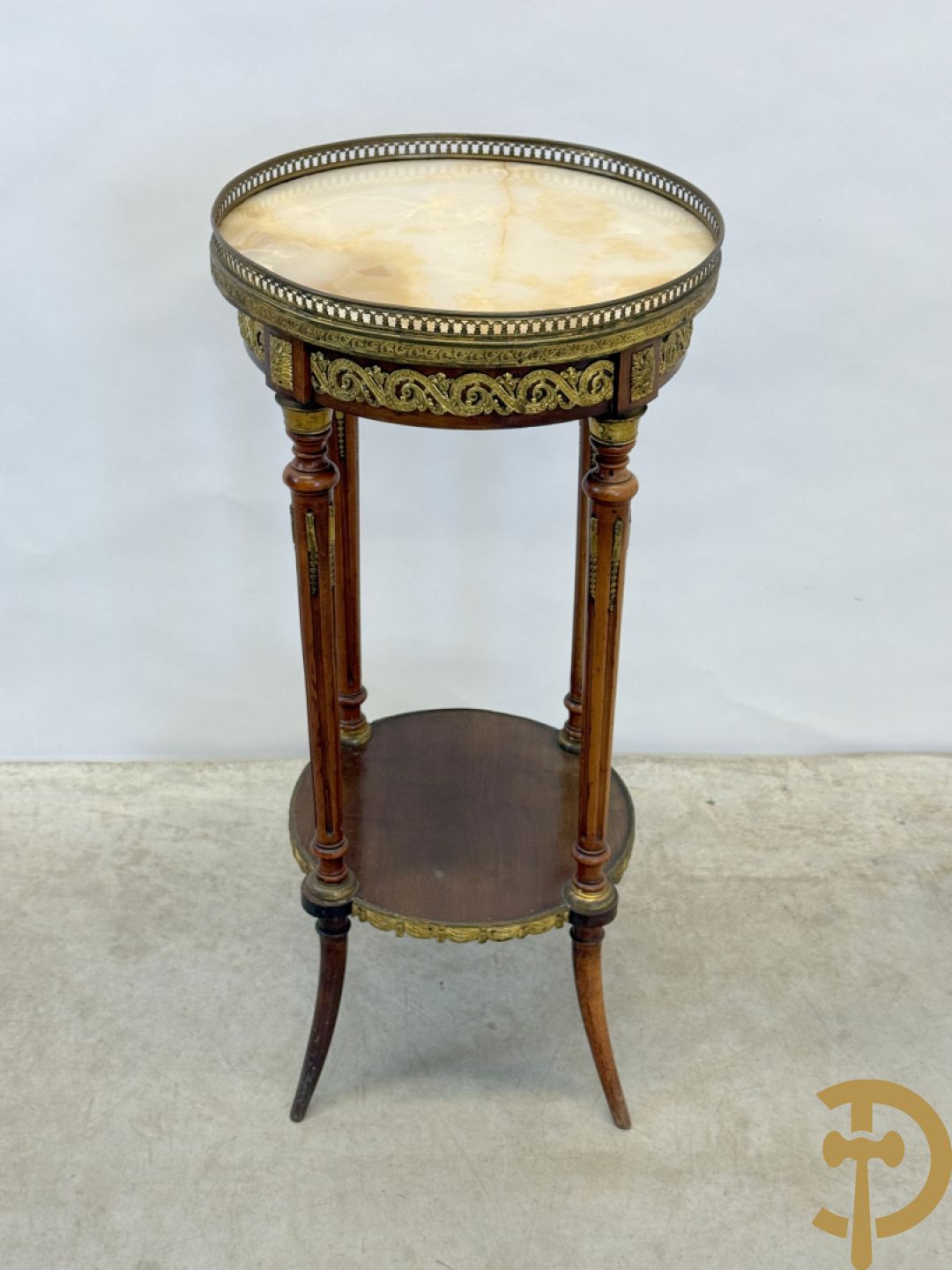 Notelaren staander met onix marmeren blad, gallerij en bezet met bronsbeslag - op gecanneleerde pootjes