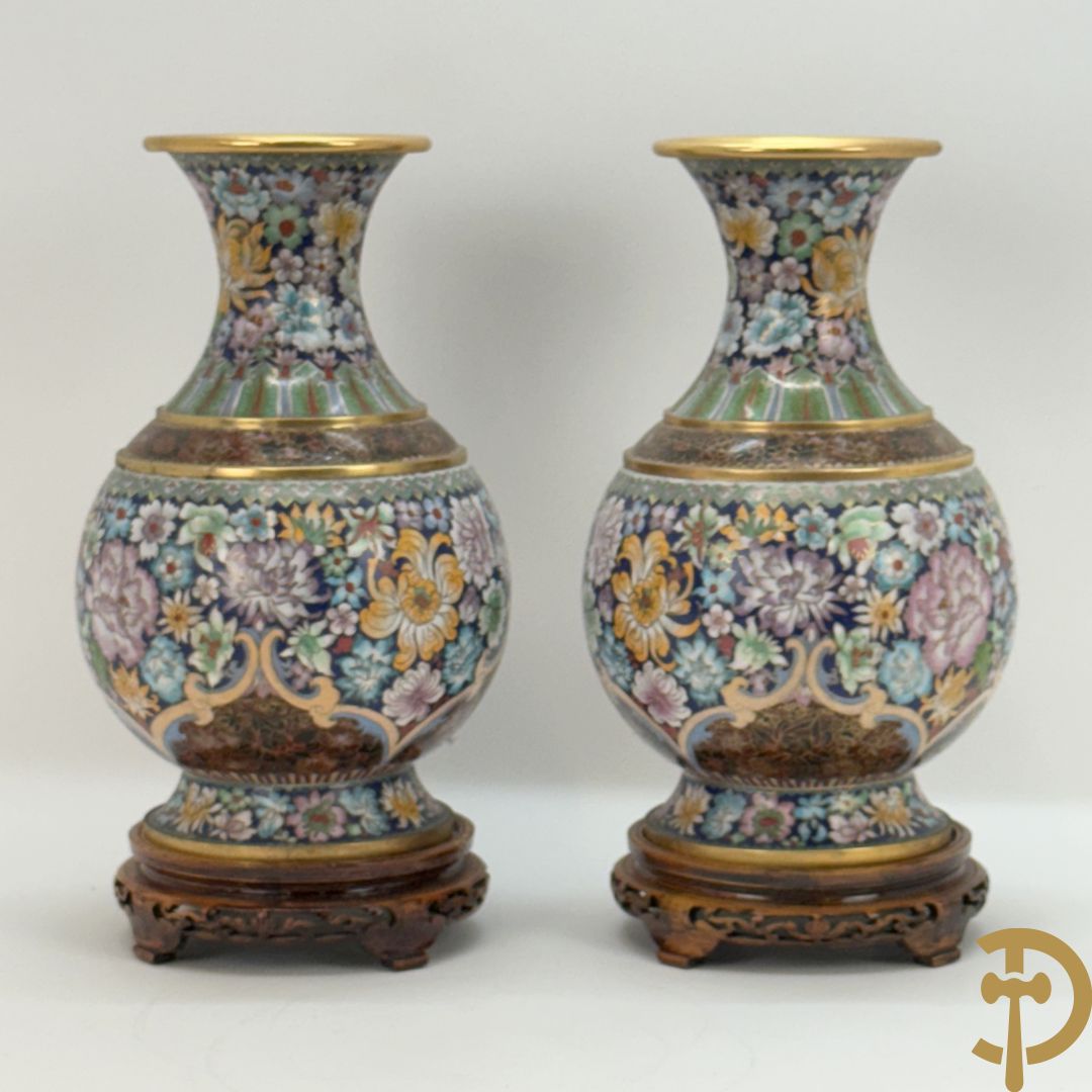 Paar cloisoné vazen met kleurrijk bloemendecor op houten sokkel