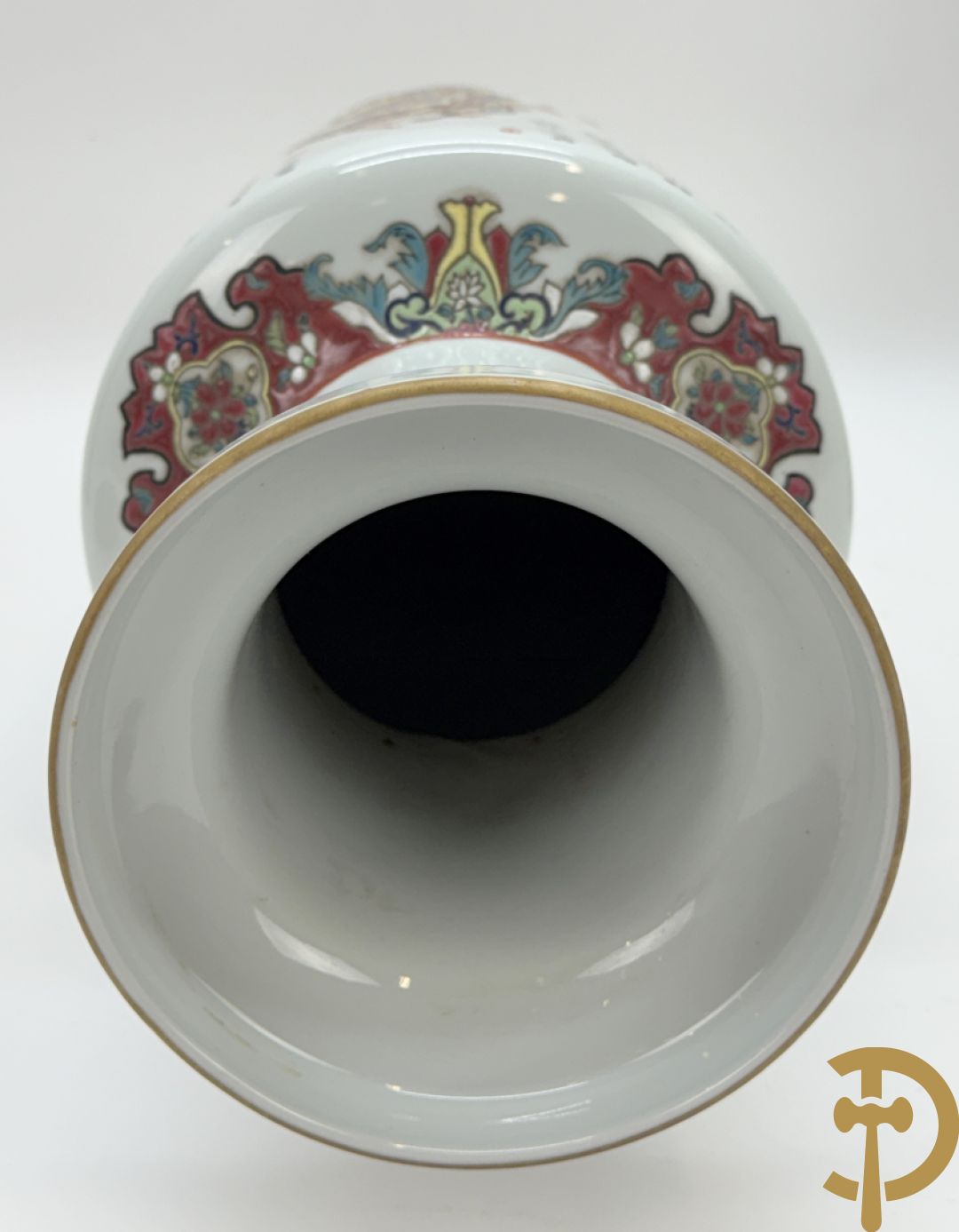 Paar porseleinen Chinese vazen met decor van personages en Chinese tekens, handgekleurd