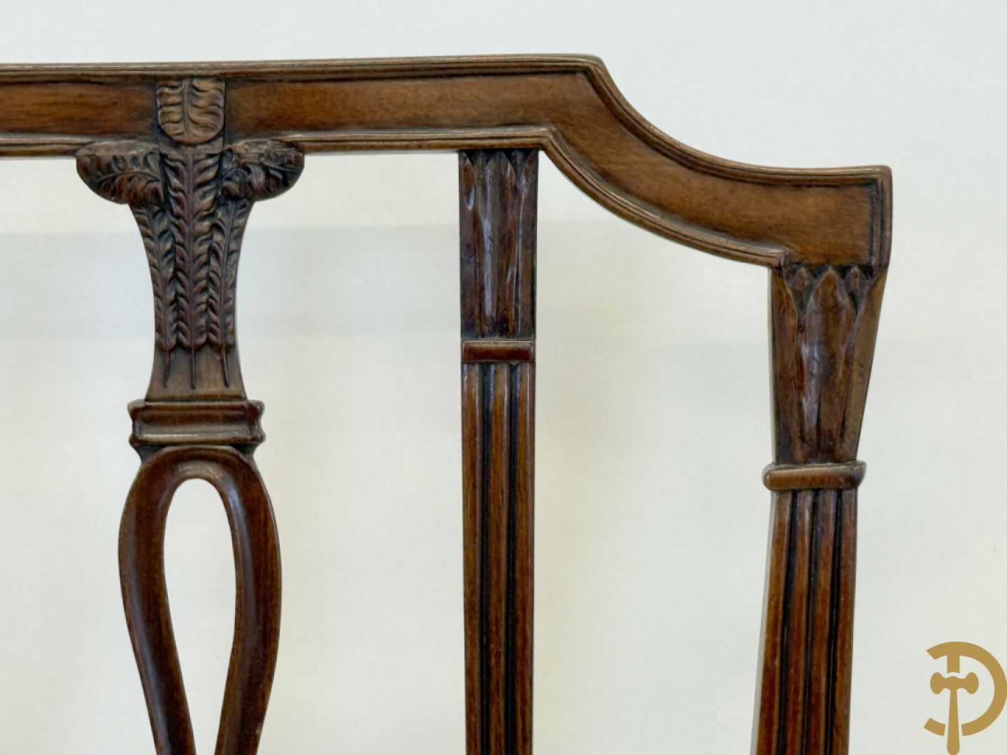 Acht mahoniehouten stoelen met sierlijke motieven in de rug, Georgian Engelse stijl