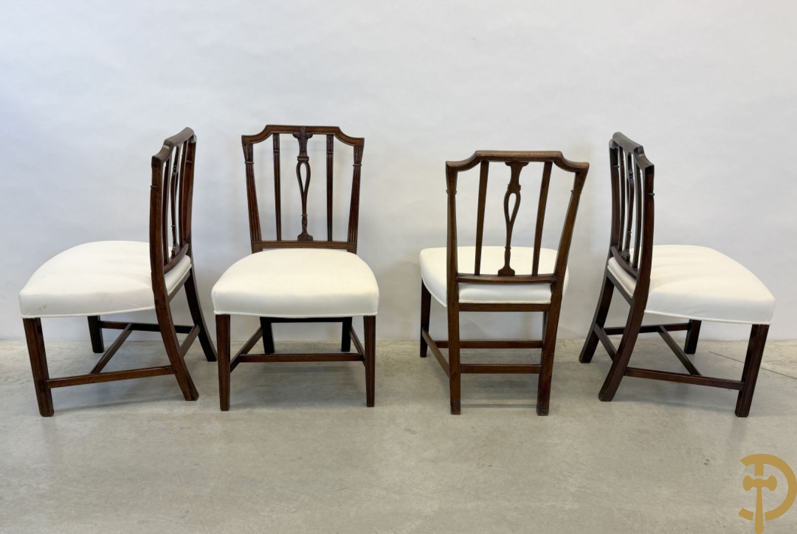 Acht mahoniehouten stoelen met sierlijke motieven in de rug, Georgian Engelse stijl