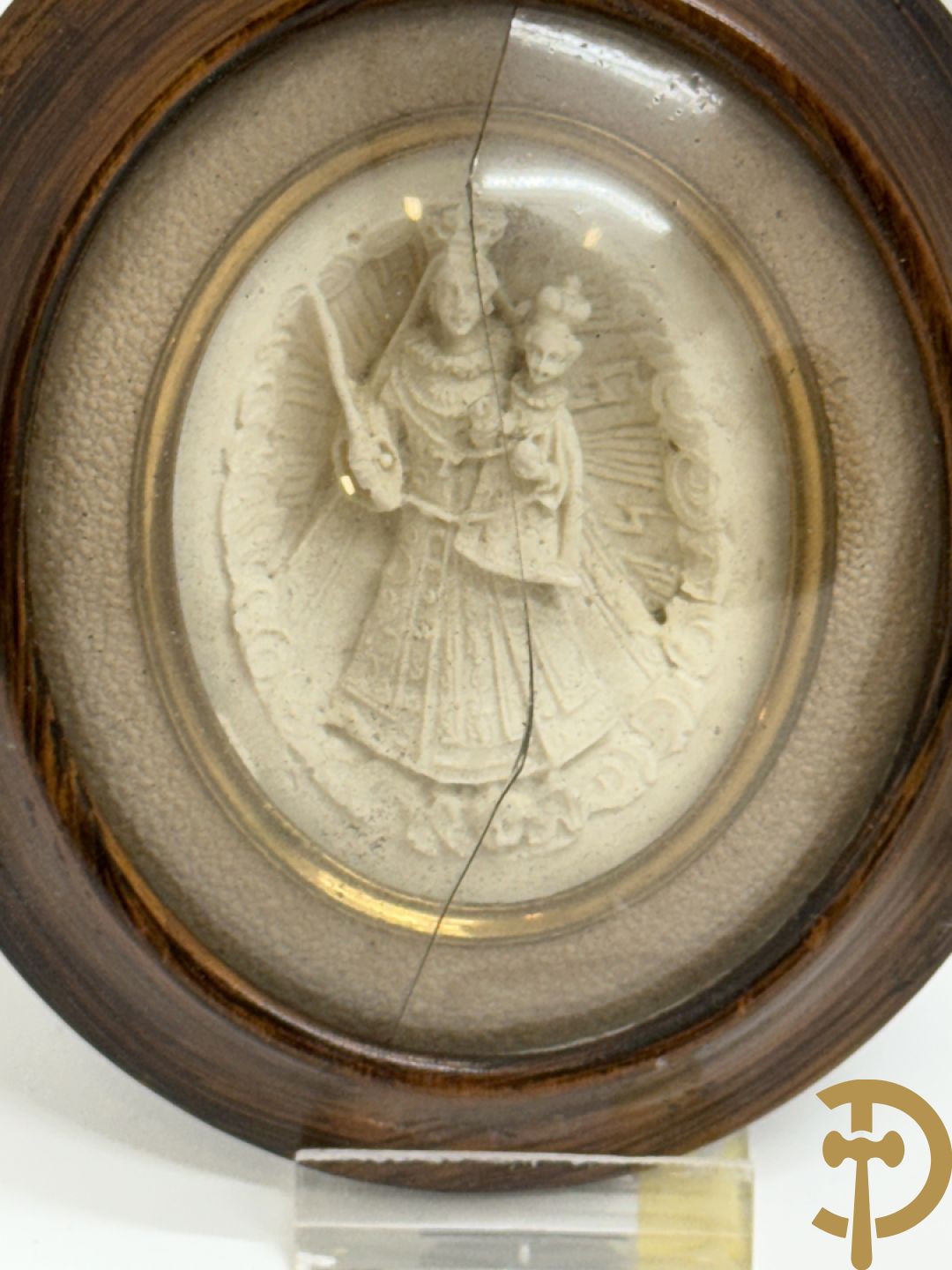 Voorstelling van Madonna met kind, deels verguld, deels geaquarelleerd - in ovale lijst + Voorstelling van Madonna met kind in textielwerk in ovale lijst + Madonna met kind in glazen kastje+ 2 kleine ovale medaillons in pijpaarde